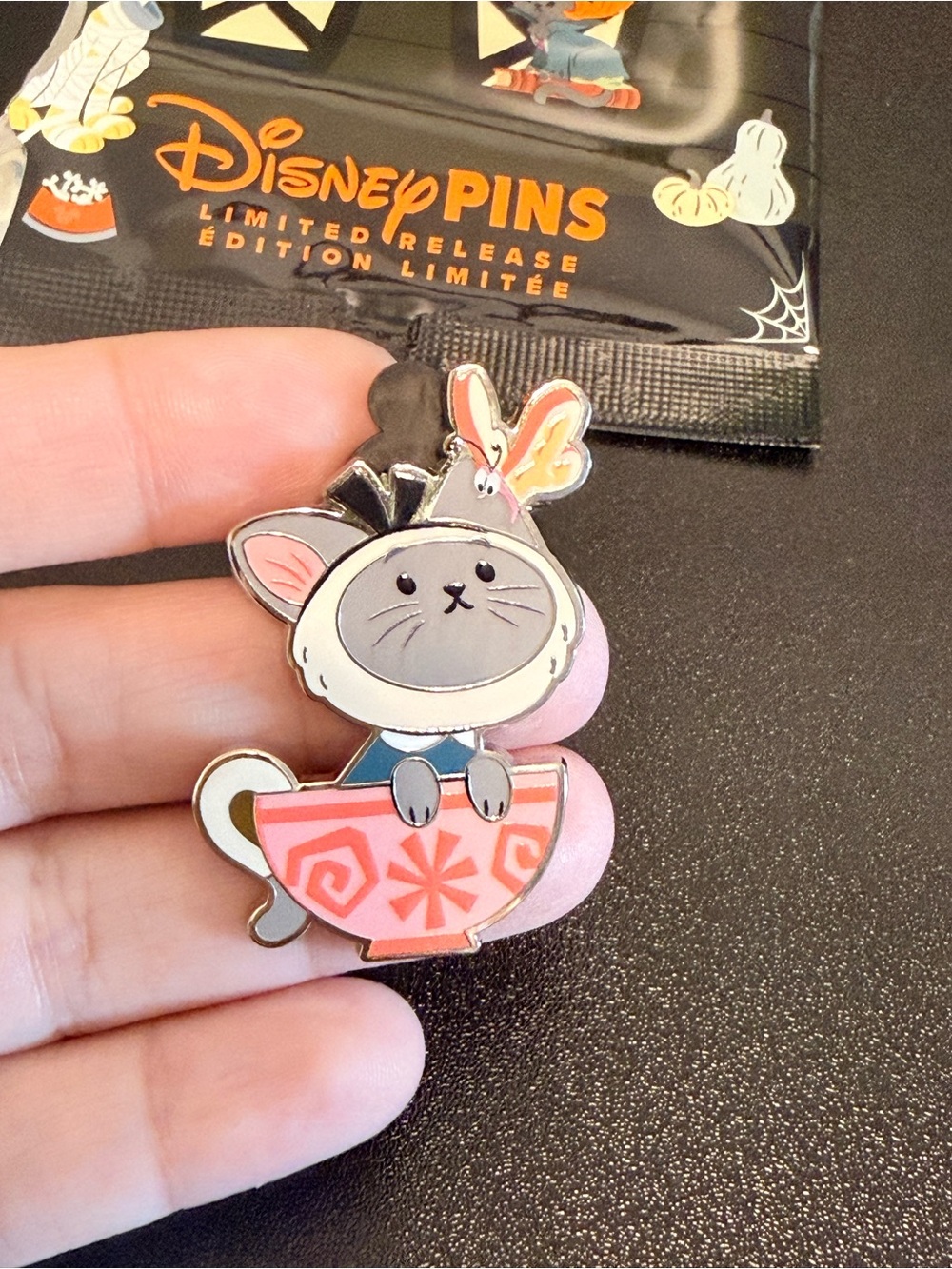 Halloween Disney Alice in wonderland cat pin